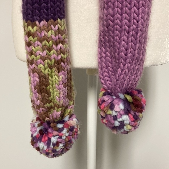 Bloomingdale’s Knit Scarf w/Pom Poms BNWT - Picture 5 of 10